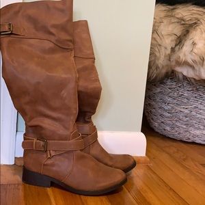 Distressed Brown Boot; Qupid size 6